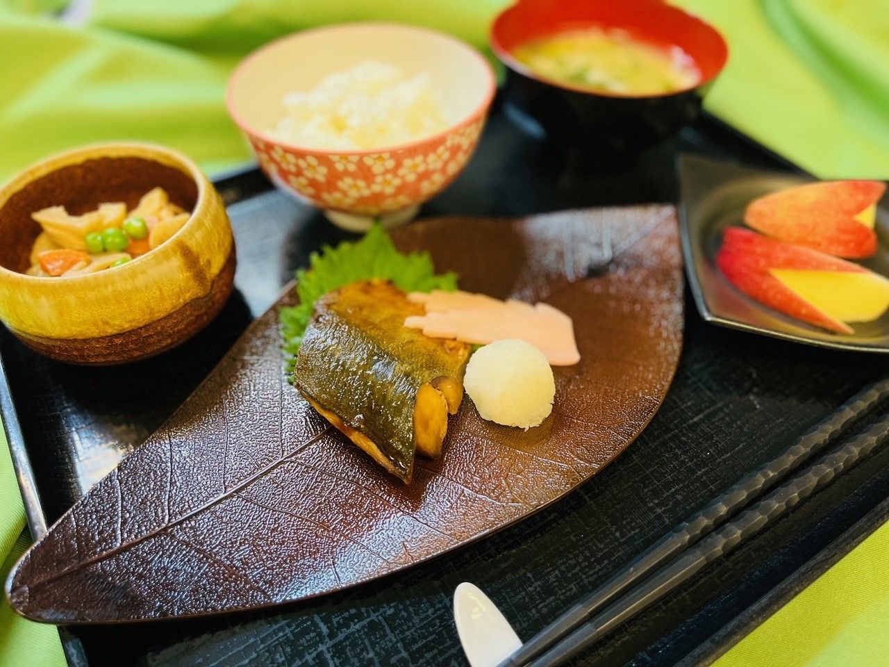 葉っぱ形のお皿に型どったごはんが載っている、見た目にもこだわったお食事