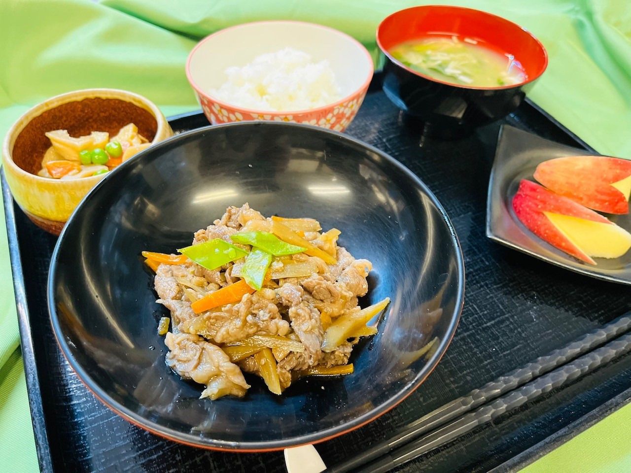 和牛のしぐれ煮と煮物と味噌汁とフルーツのデザートが付いたメニュー