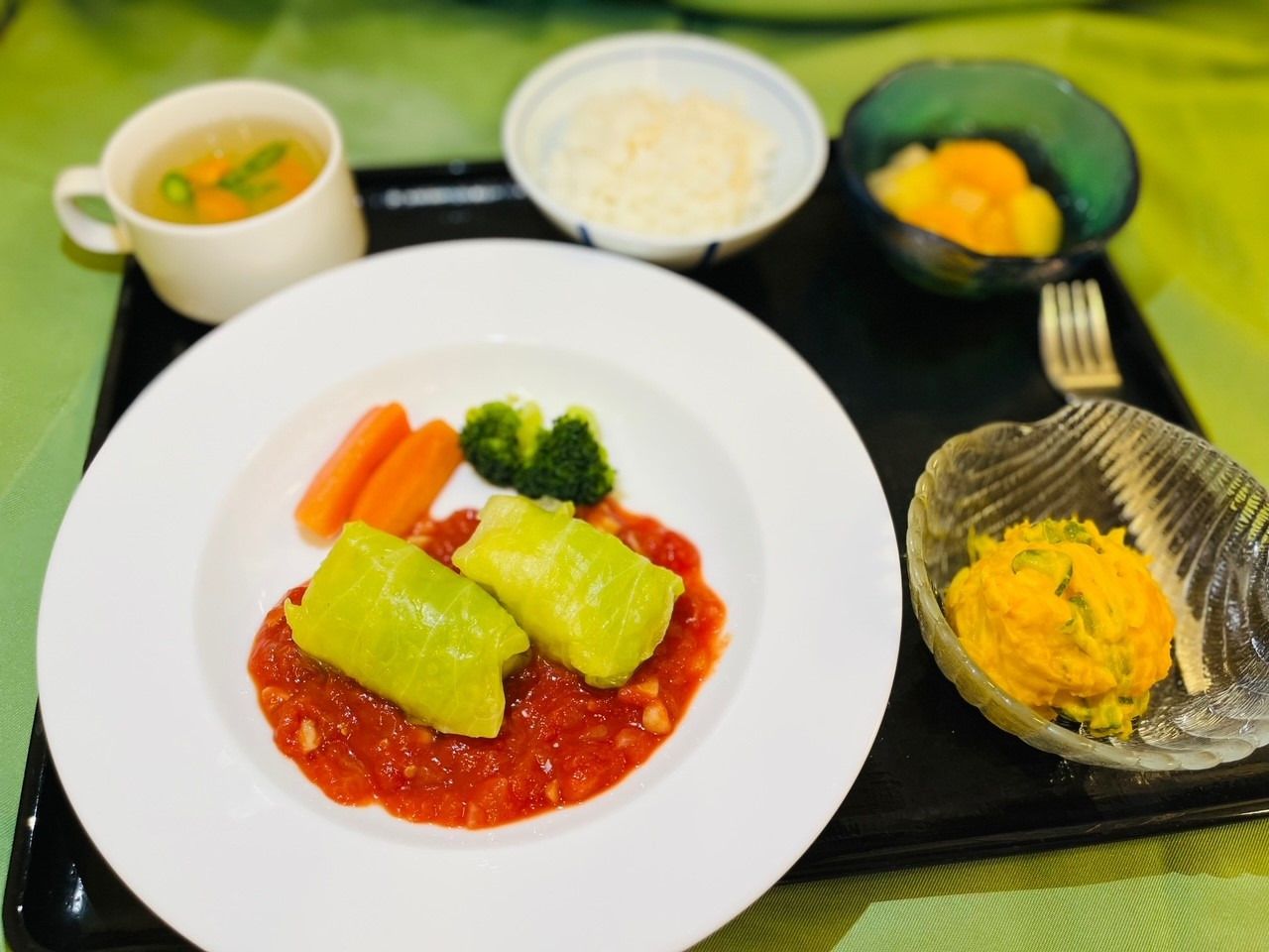 キャベツロールとポテトサラダなどの様々な定食
