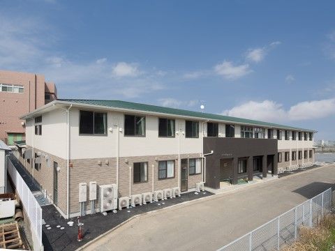 ２階建ての介護施設の外観