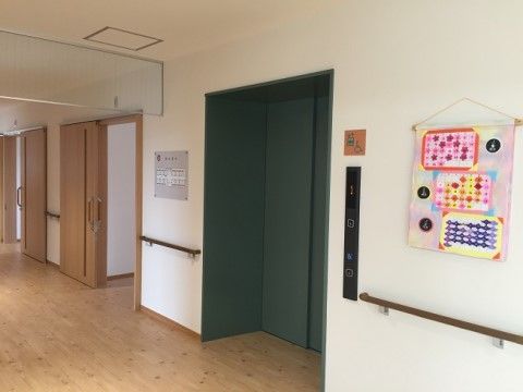 手すりが設置されているエレベーター
