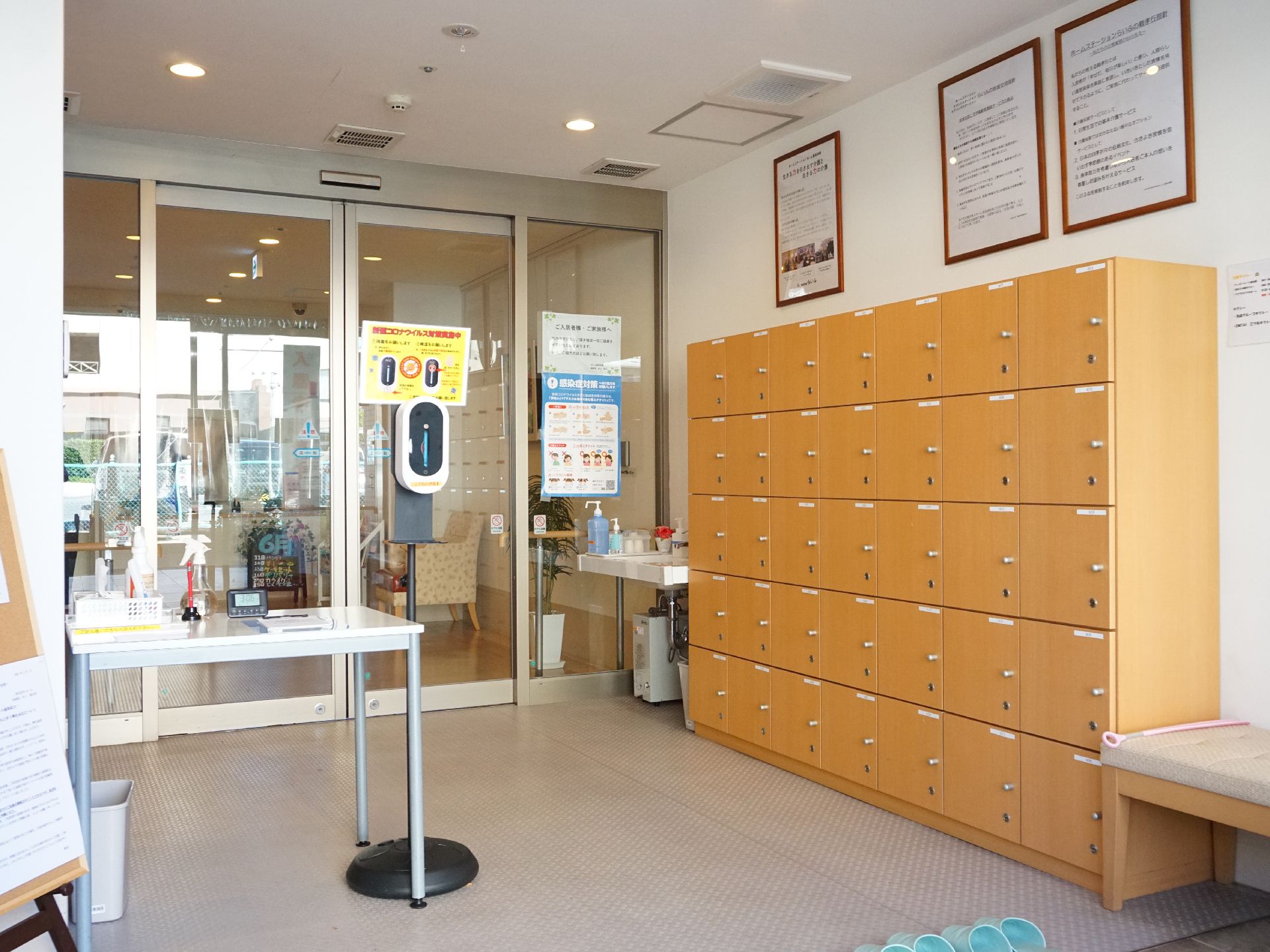 バリアフリー化されて段差がなく、大きな下駄箱が設置されている玄関