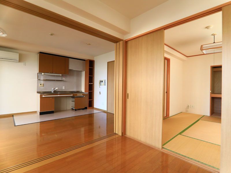 フローリングのダイニングに洋室と和室が一部屋ずつある間取り。キッチンには車椅子に乗ったままでも利用できる流し台がある。