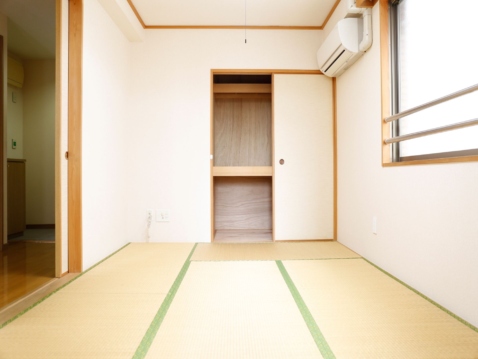 個室には洋室だけではなく、畳の部屋があるタイプも用意されている。また収納に便利な押入れも、備え付けられている。