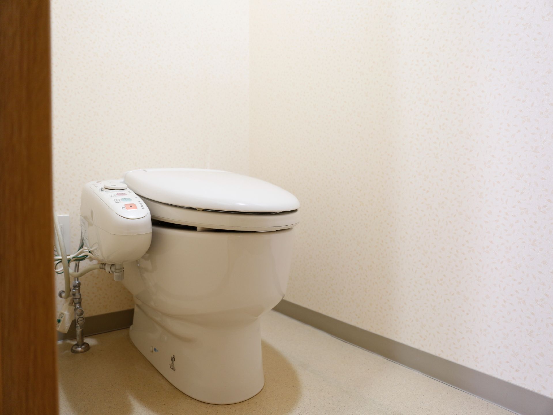 トイレはウォシュレット付き。介助がしやすいようゆったりとしたバリアフリーの空間。緊急呼び出しボタンが設置されている。
