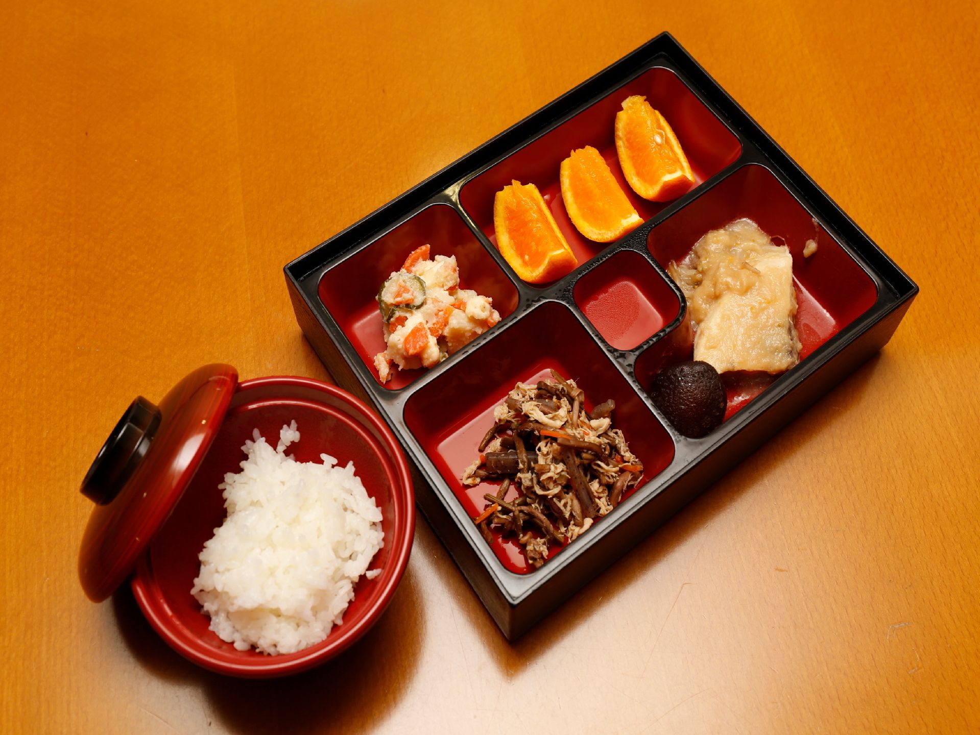 食事配膳サービスは、管理栄養士によるカロリー計算に基づき、栄養バランスを考えた、健康志向のメニューをご用意。