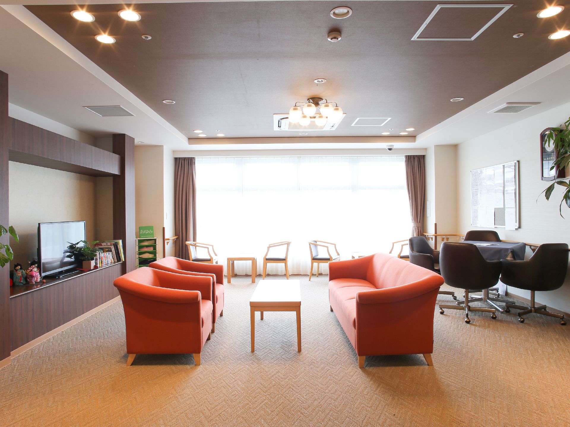 ホテルのようなゴージャスな空間には、応接セットが中央に置かれ、サイドには小さめのテーブルセットが置かれている。大型液晶テレビも完備。