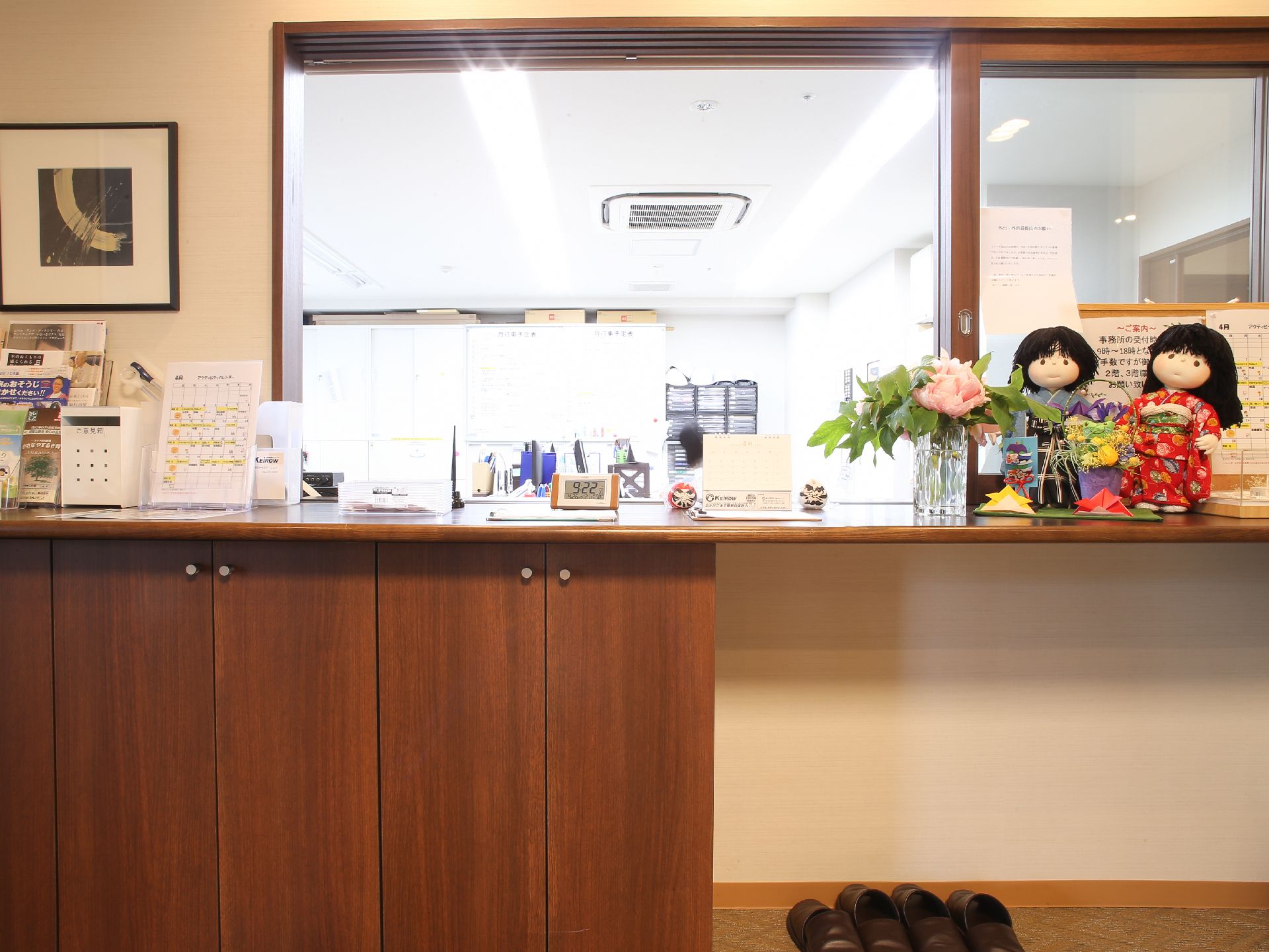 エントランスを入ると左手に受付がある。人形が飾られていて利用者の心を和ませる。スタッフが常駐しているので安心。