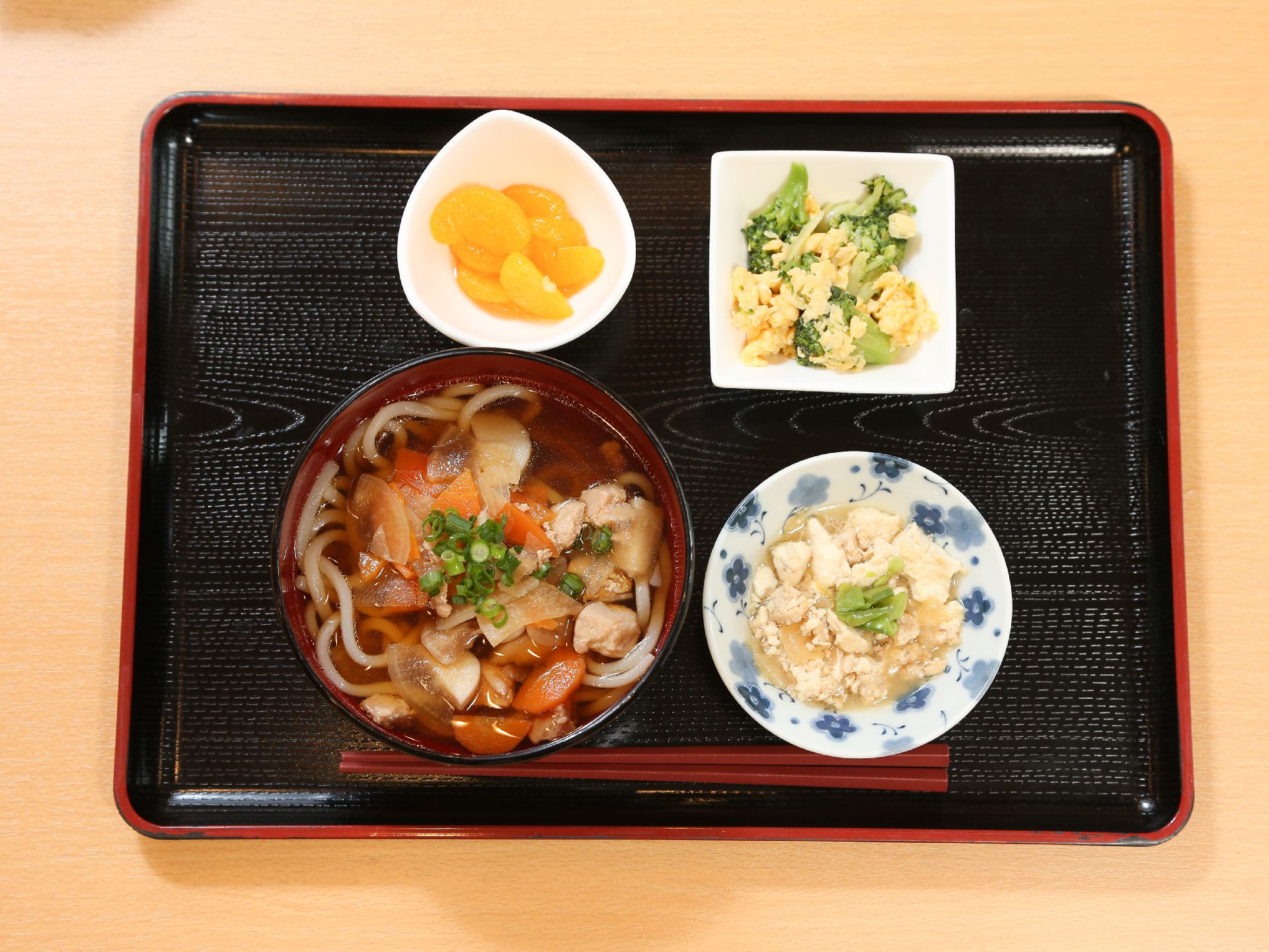 野菜が中心の和食メニュー。食材は噛み砕きやすい大きさにカットされ、やわらかく煮込まれていているので食べやすい。