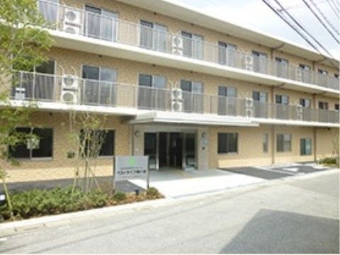 ベストライフ鳩ヶ谷の外観。52名入居可能な館内。
