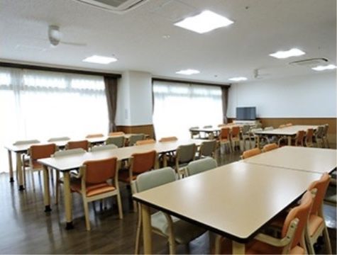 ベストライフ鳩ヶ谷の食堂。複数座れるダイニングテーブルが並ぶ。