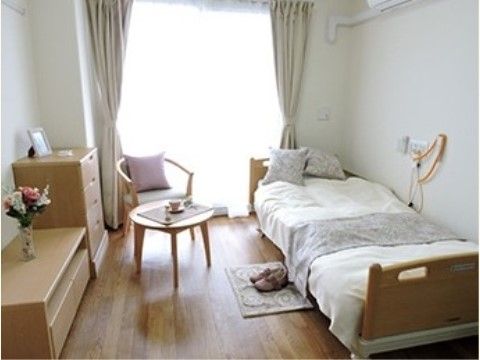 大きな掃き出し窓からの採光で、とても明るくなっている居室