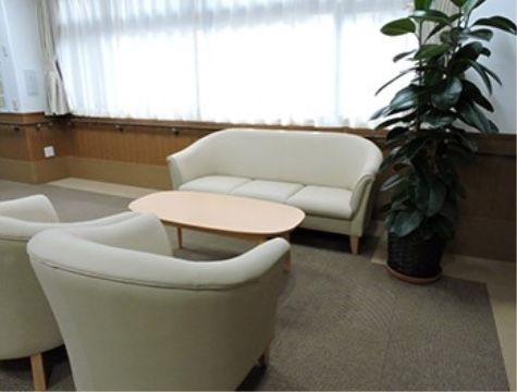 大きな観葉植物の近くに応接セットがある休憩スペース