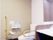 個人部屋のトイレの周囲には手すりが付いており、立ったり座ったりする際に安心である。ドアがなくスムーズに便座まで進める。