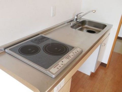 キッチンのコンロはIH式で火を使わないため、火傷の恐れがなく安心である。鍋やフライパンを2つ置くことができる。