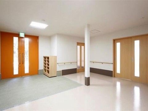 広々とした明るい廊下