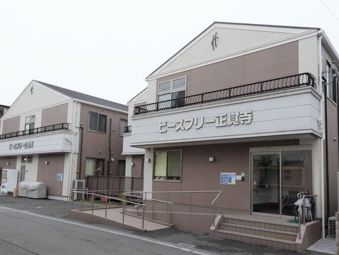 落ち着いた外観の施設外観