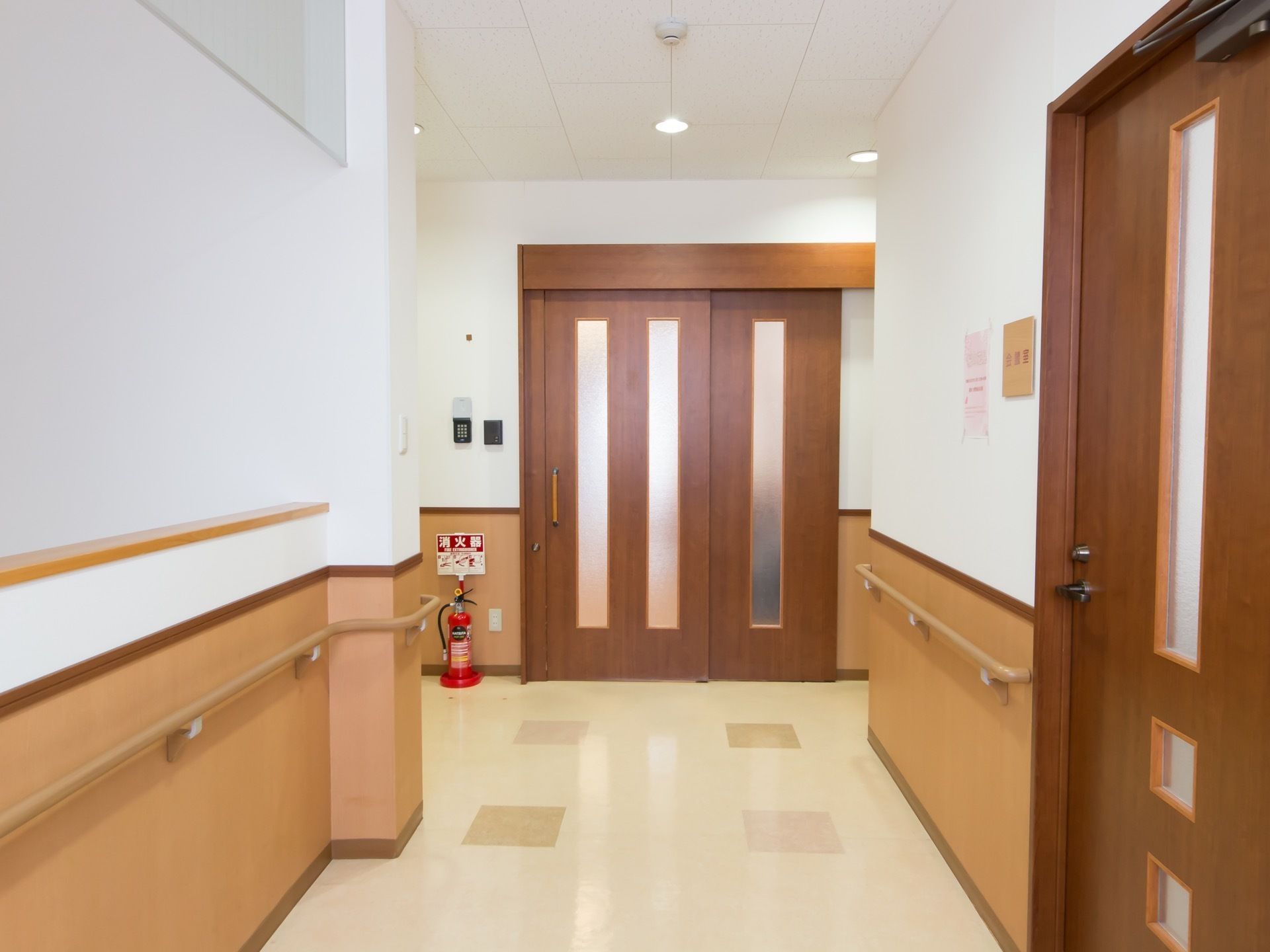 廊下には一切の段差がなく、足腰の不自由な方も楽に移動していただける。両側の壁には手すりが備わっている。