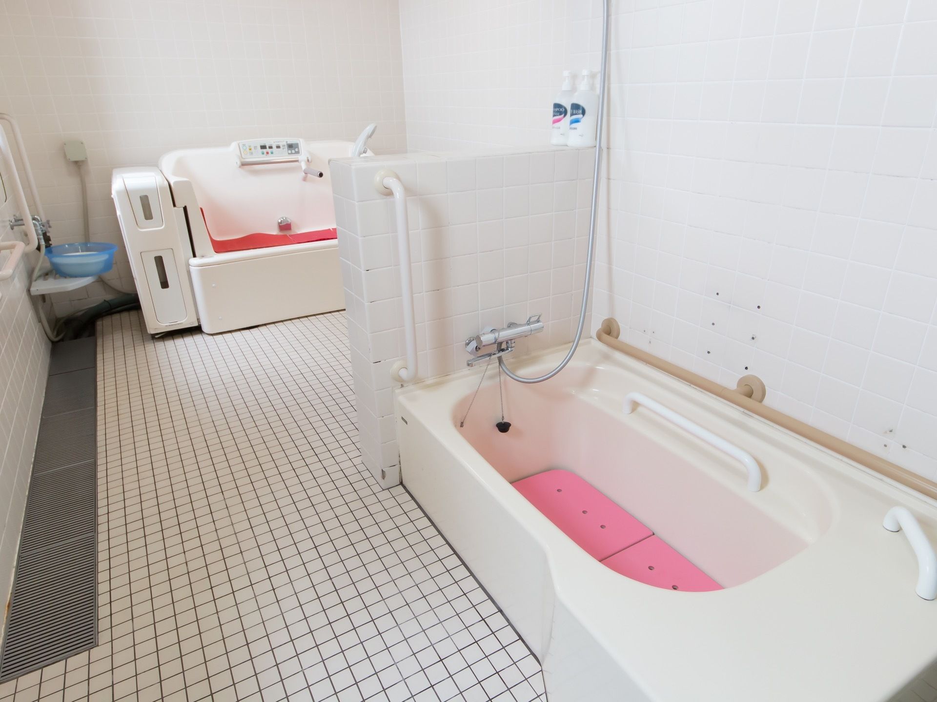 浴室には、介護用と普通の浴槽の両方が備わっている。安全に移動できるよう、あちらこちらに手すりを取りつけている。