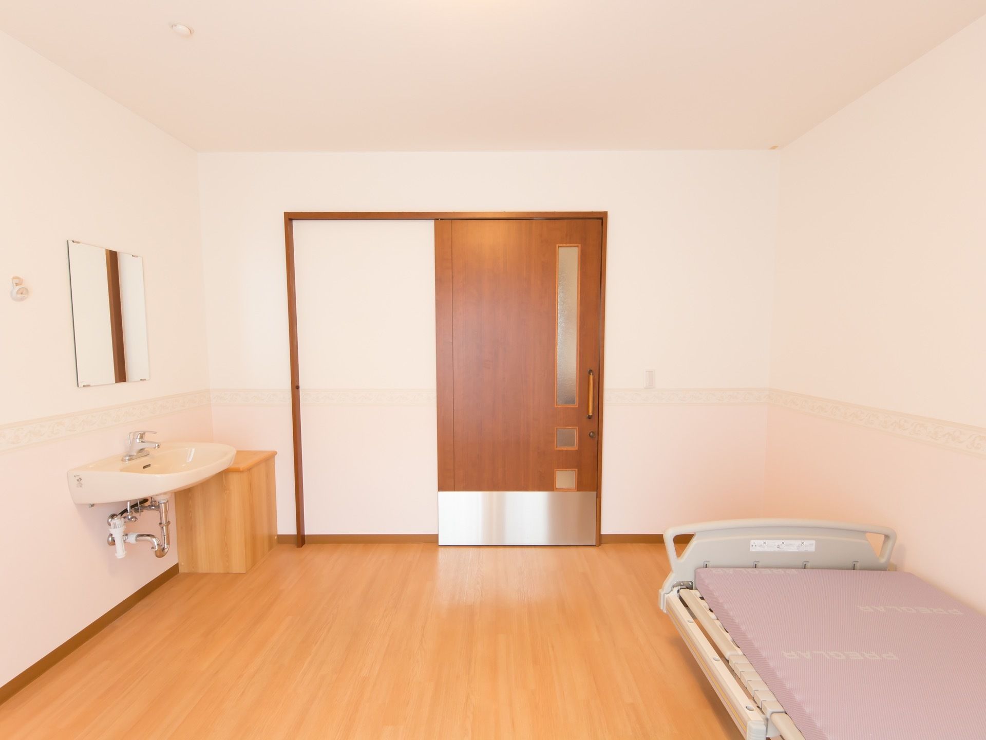 居室内は広く、お好みの家具を配置できる。車椅子のご利用や転倒などの危険回避のため、床には一切の段差がない。