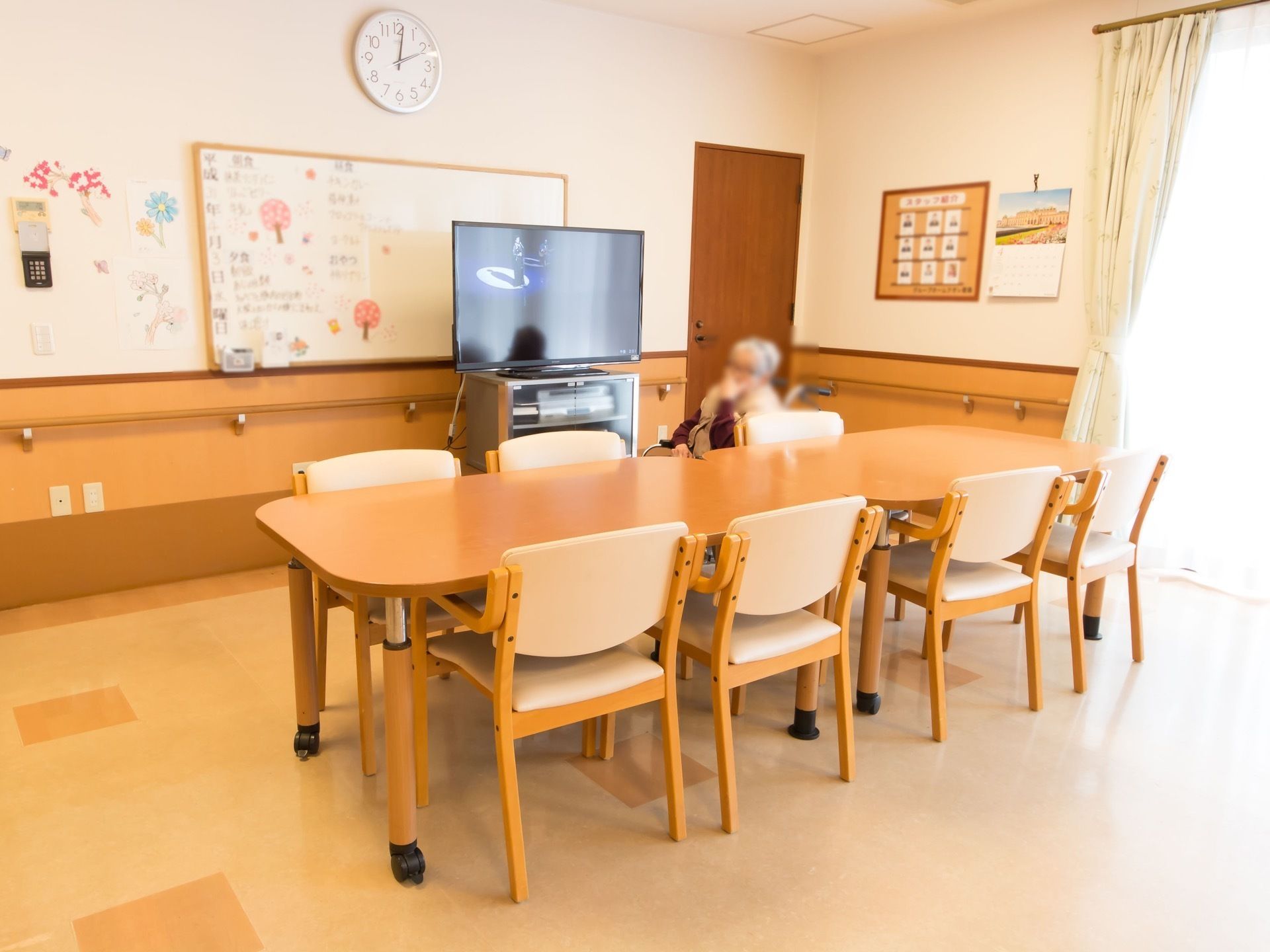 食堂内にはテレビが設置され、食事以外でも使用することができる。テーブルは移動させやすいようキャスターがついており、高さの調整も可能である。