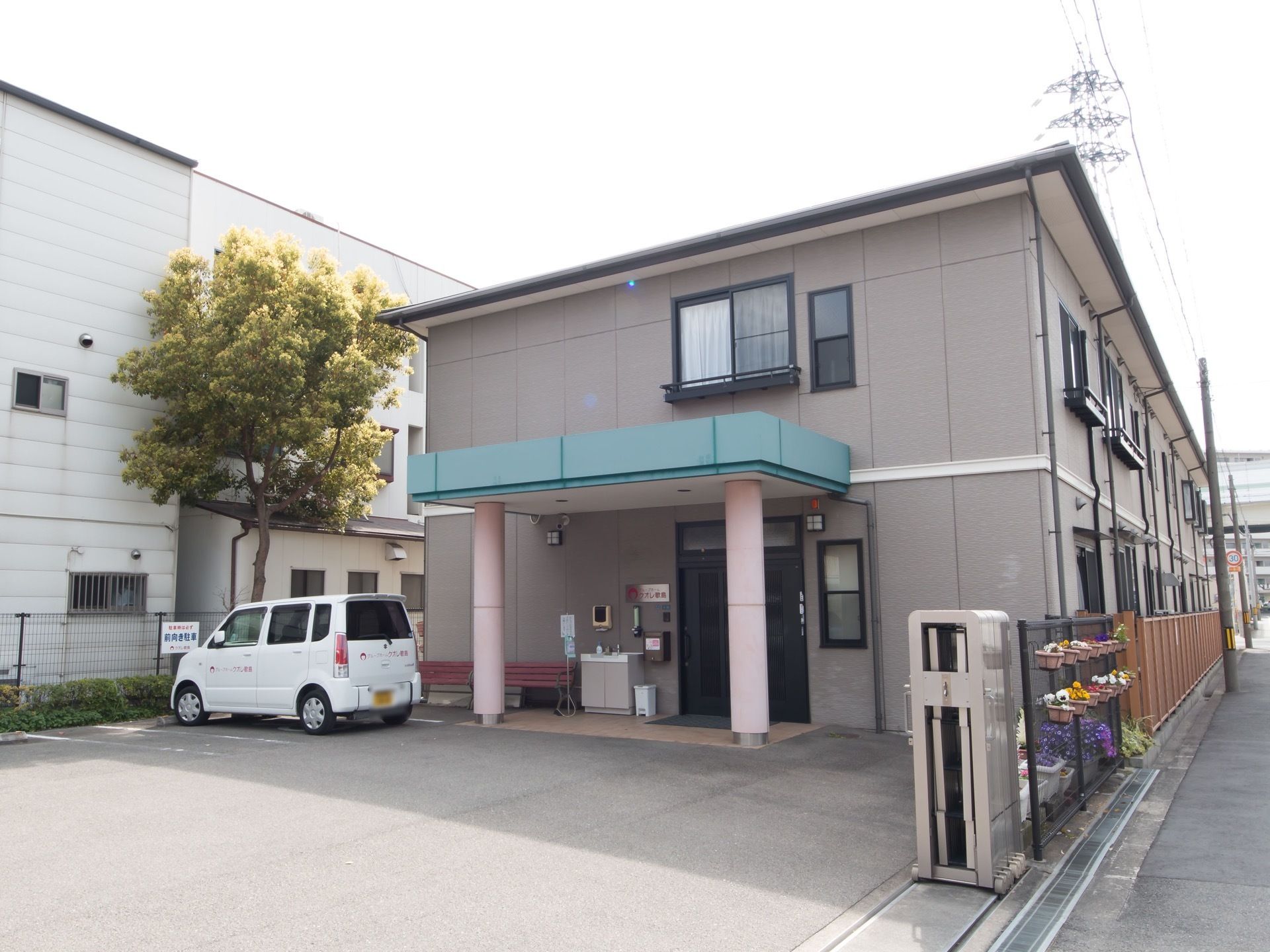 玄関の前には複数台の駐車スペースが設けられている。床は平坦で段差がなく、車椅子でも安全にご利用いただける。