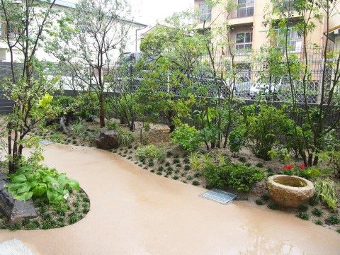 綺麗に整備された道の両脇に色々な植物が植えられている。足元に段差もなく道幅もあるので、車椅子でも安心して散歩ができる。