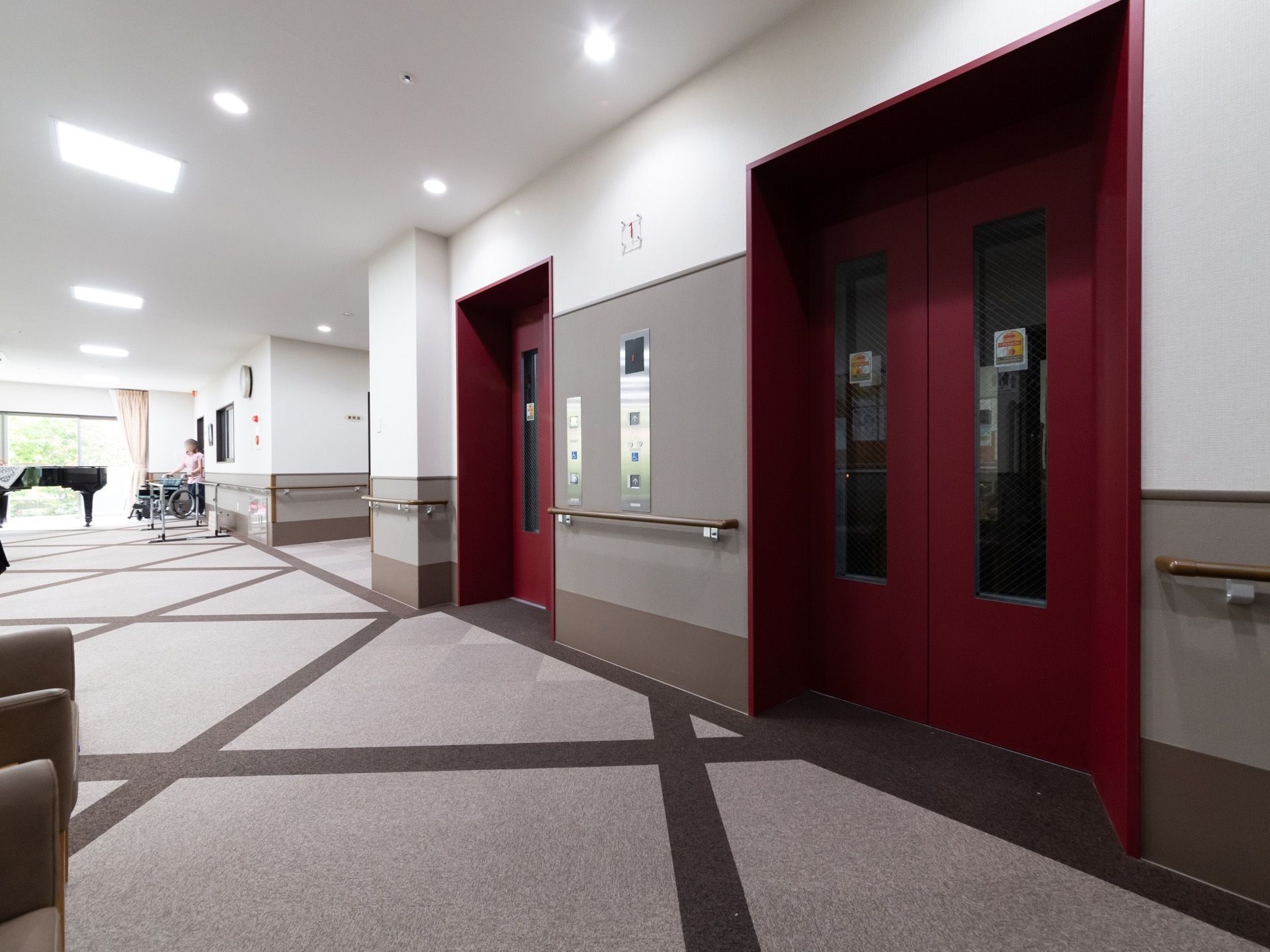 エレベーターを２基設置している。車椅子をご利用の方も安全に階の移動をすることができる。壁には手すりがあり安全である。