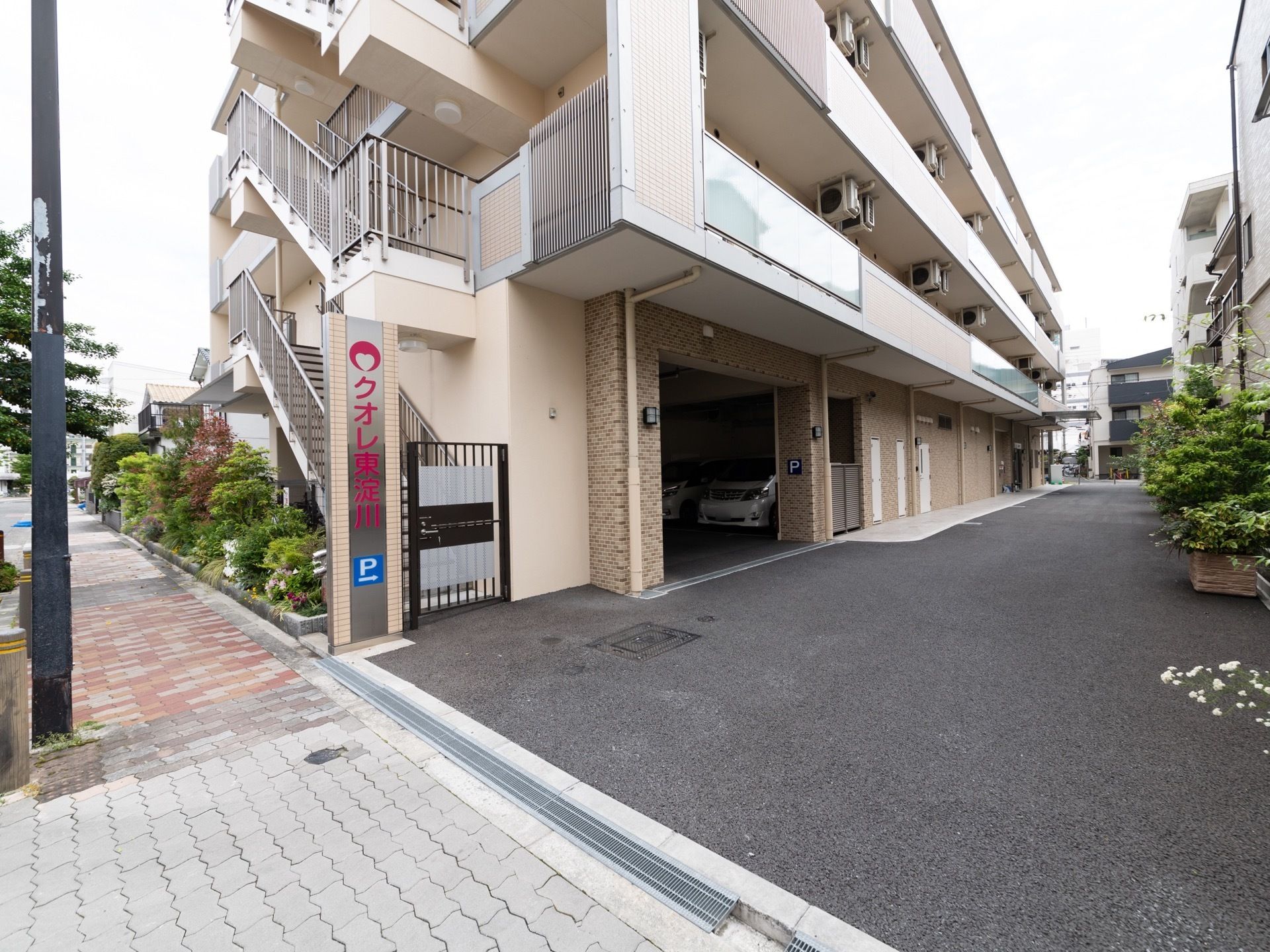 施設には外階段を設置している。緊急時の避難経路が確保されているので、安心である。建物は薄いベージュ色で優しい雰囲気がある。