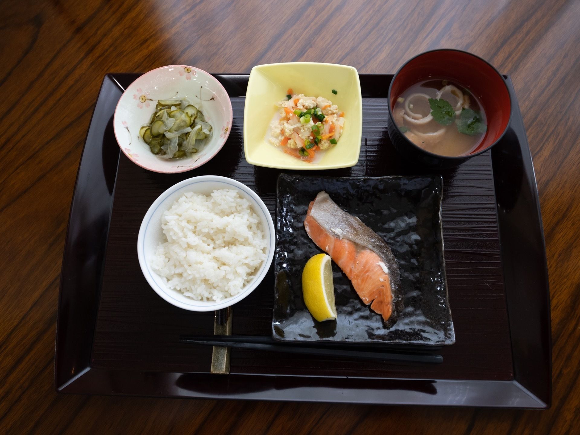 食事は一人ずつトレーにのせている。焼き魚を主菜としており、栄養バランスが考えられたメニューになっている。