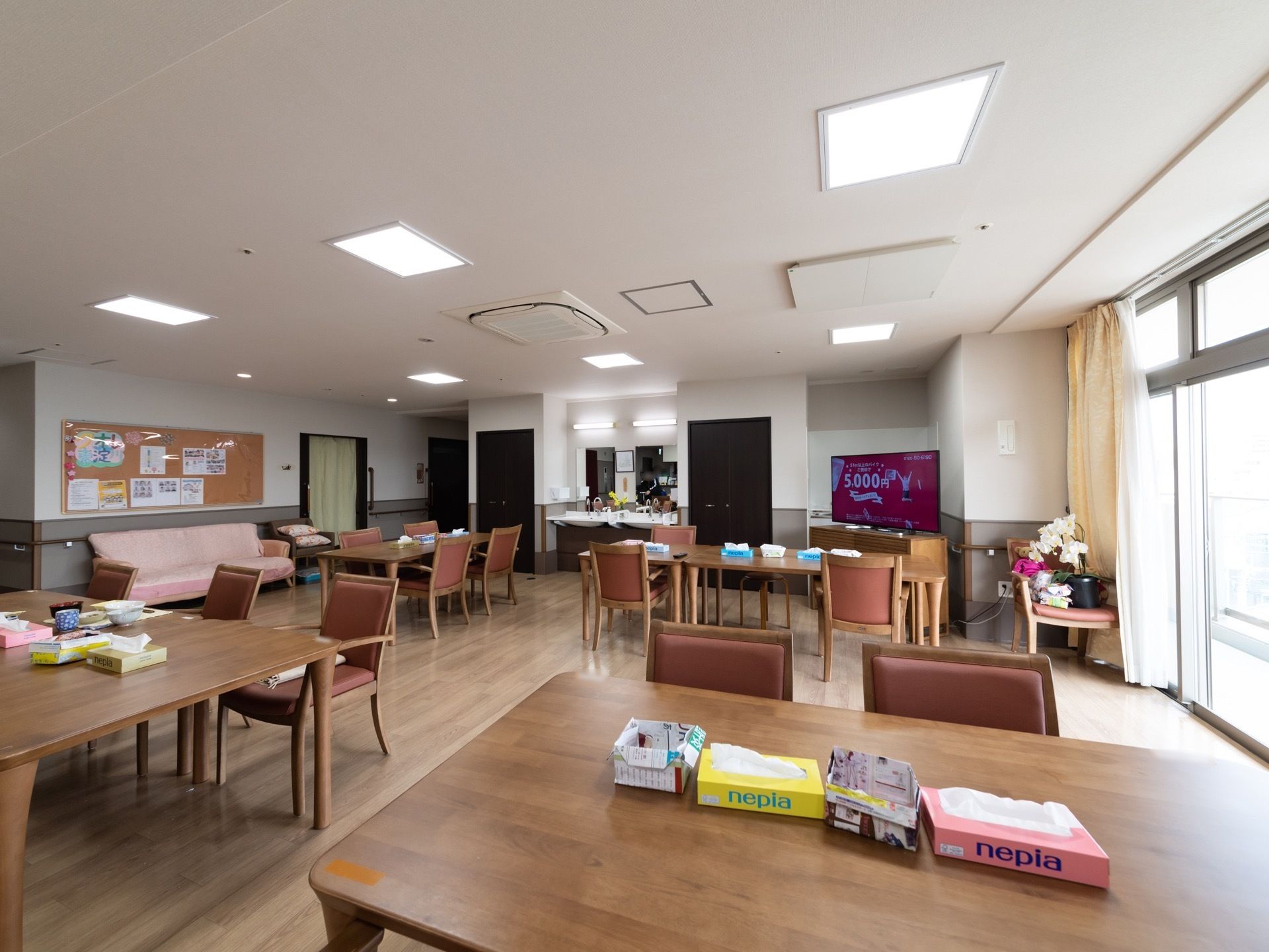 大きな窓があるので明るく、椅子とテーブルがある広いスペースである。椅子に座って、ゆったりとくつろぐことができる。