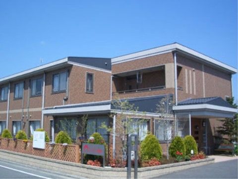 レンガ色の外壁の２階建の建物である。建物周囲には木や花がきれいに植えられている。道路との間は木製のフェンスで仕切られている。