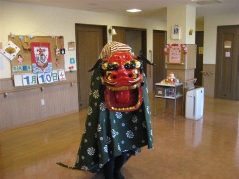 広いフローリングの空間である。柱には日めくりカレンダーが張られ、側には空気清浄機や手すりが設置されている。