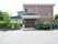 ２階建ての施設で、出入口には大きなひさしが付いている。周辺には高さや種類もさまざまな植栽があり緑が豊かである。