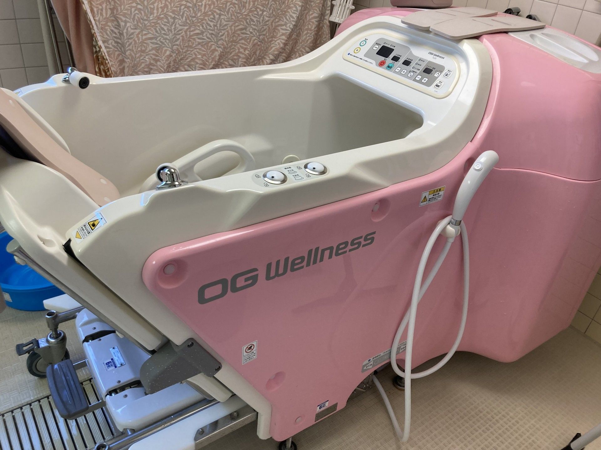 壁には手すりがあり、それにつかまって入浴することができる。専用の車椅子もあるので、車椅子に乗られる人も安心して入浴できる。