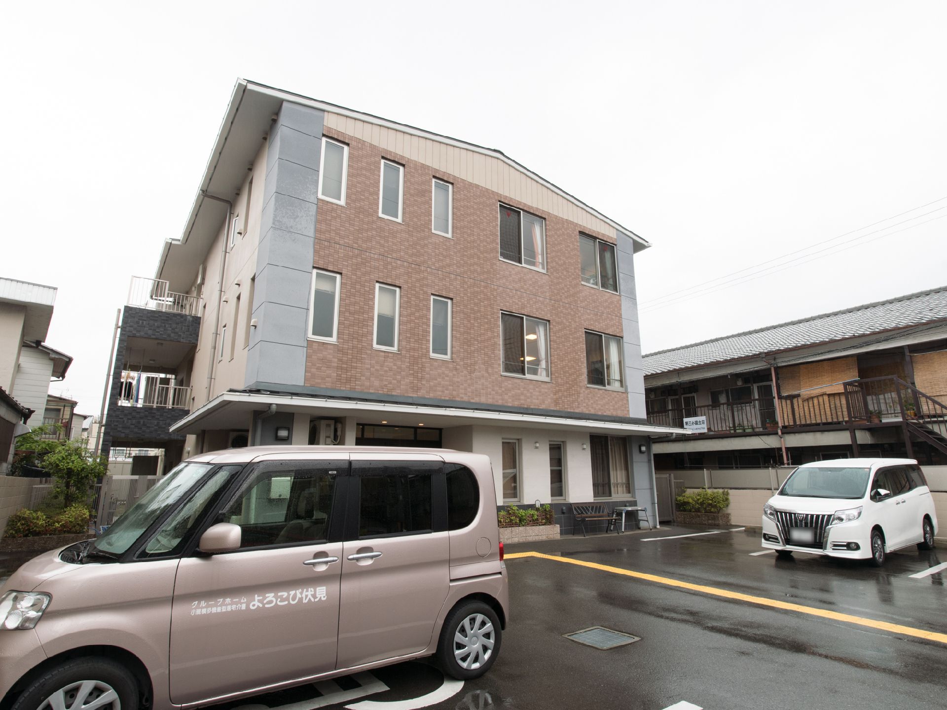 建物は、3階建てで、災害にも強い鉄筋コンクリート構造で造られている。入口の前には、専用の駐車スペースがある。
