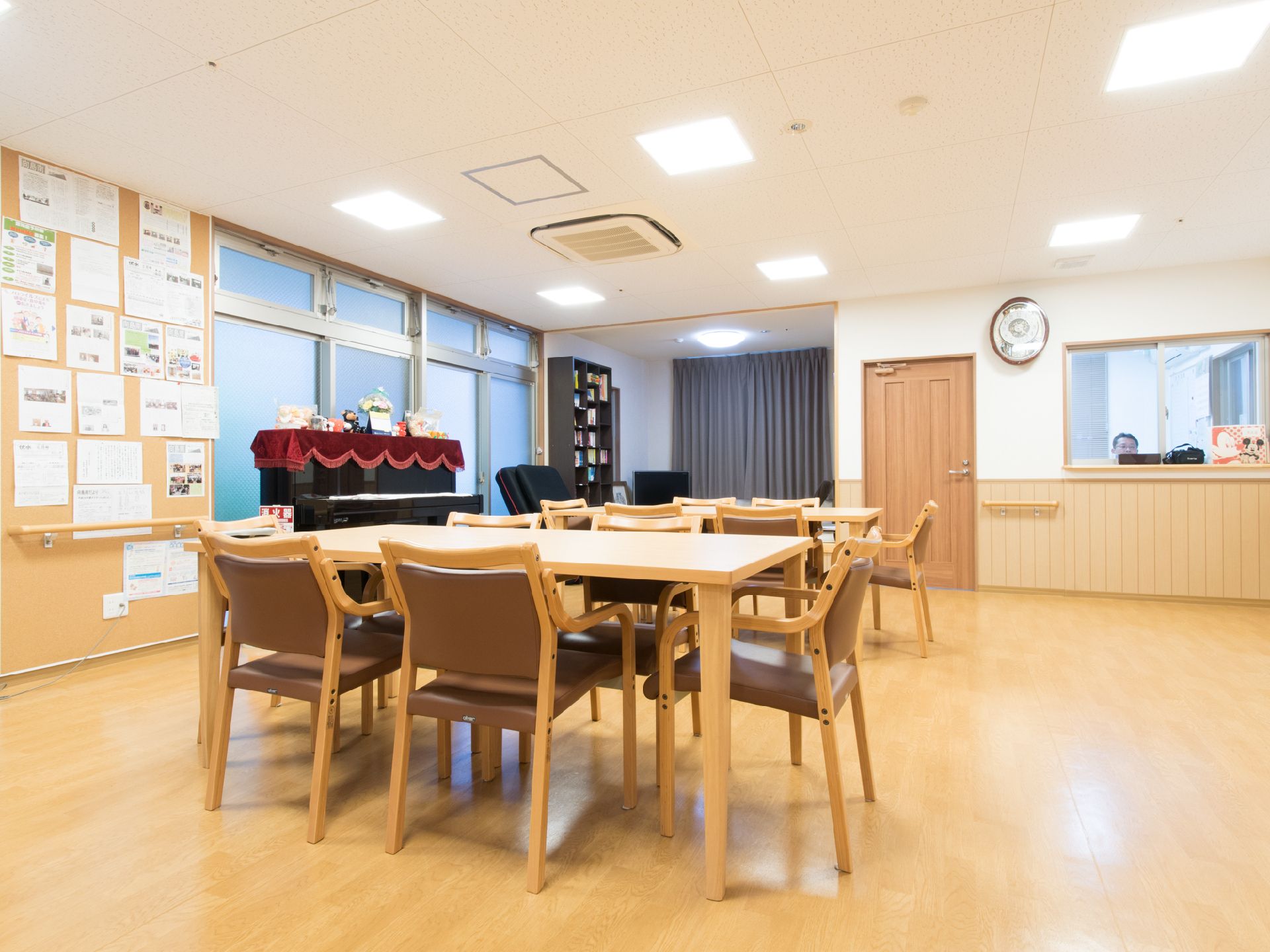 多目的室には掲示板が設置してあり行事や連絡事項など確認出来るようになっている。管理室があり常に入居者の方に即時対応出来るようになっている。