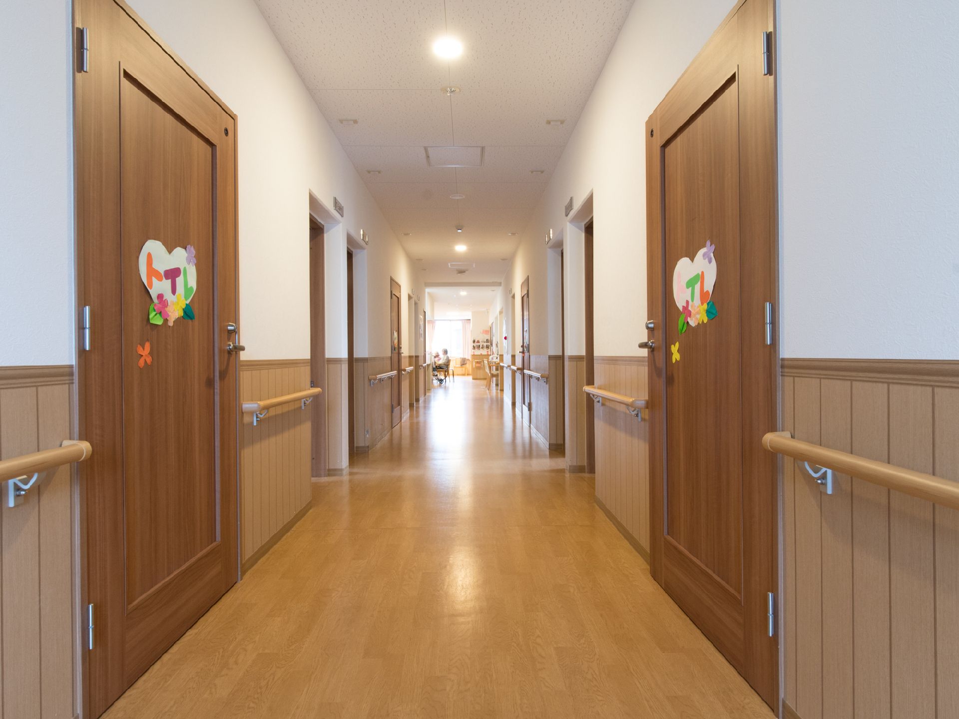 廊下はひろびろとしており、トイレのドアにはトイレと紙に大きく書かれており、間違えることなく利用できる。