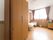 部屋は広く、窓が大きいので明るく、エアコンも設置されている。ベッドや引き出し、クローゼットなどがある。