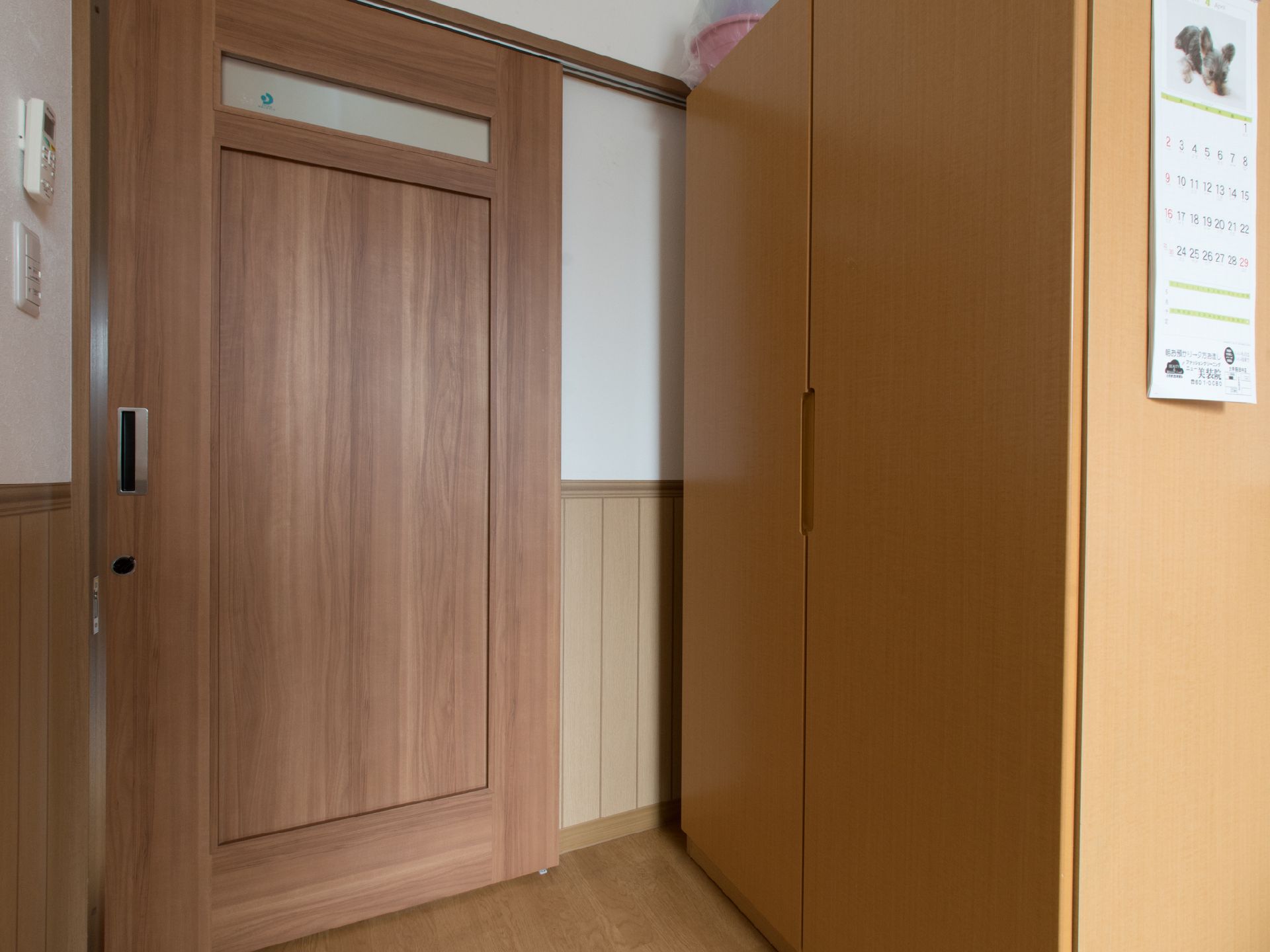 部屋の入口はスライド式のドアになっている。入口のすぐそばにはクローゼットが設置されているので収納に便利。