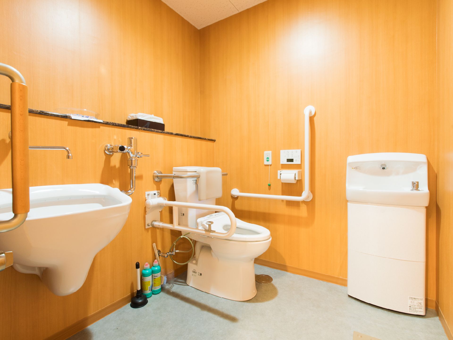 トイレには便座をはさんで両側に手すりが設置されているので、安全に利用できる。洗面所も設置されて便利である。