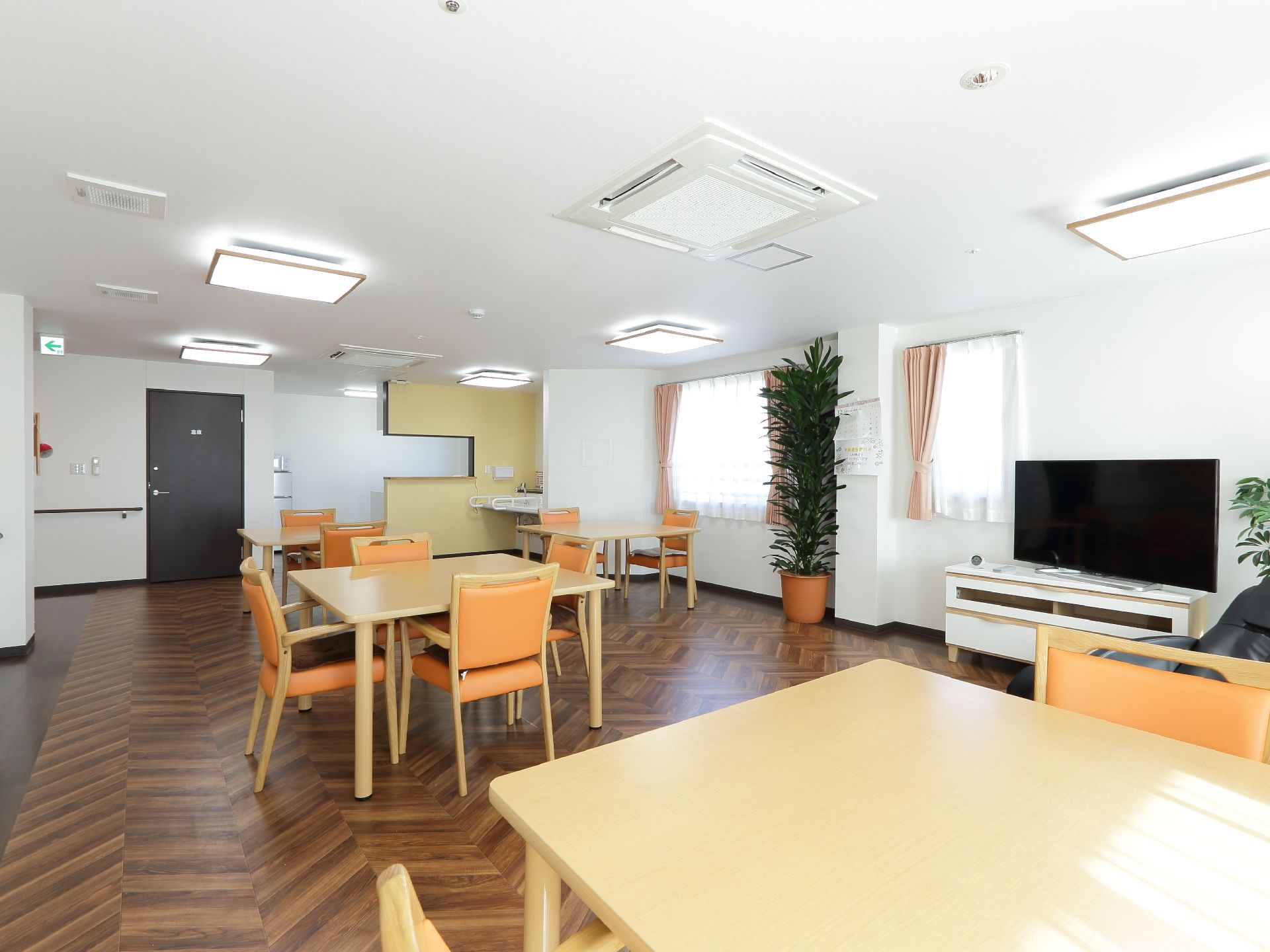 リビングにはテレビがあるので、自宅にいる時のように安心してくつろぐことができる。数人で一つのテーブルを囲むようになっている。