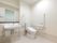 フロアに設置されたトイレは車いすを意識し、広いスペースが確保されている。手すりや緊急装置なども設置され、安全面に配慮されている。