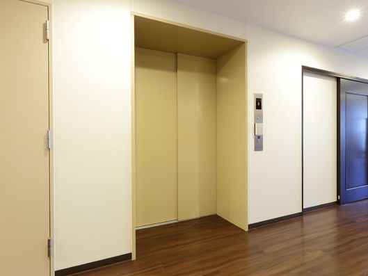 寝台用エレベーターの設置