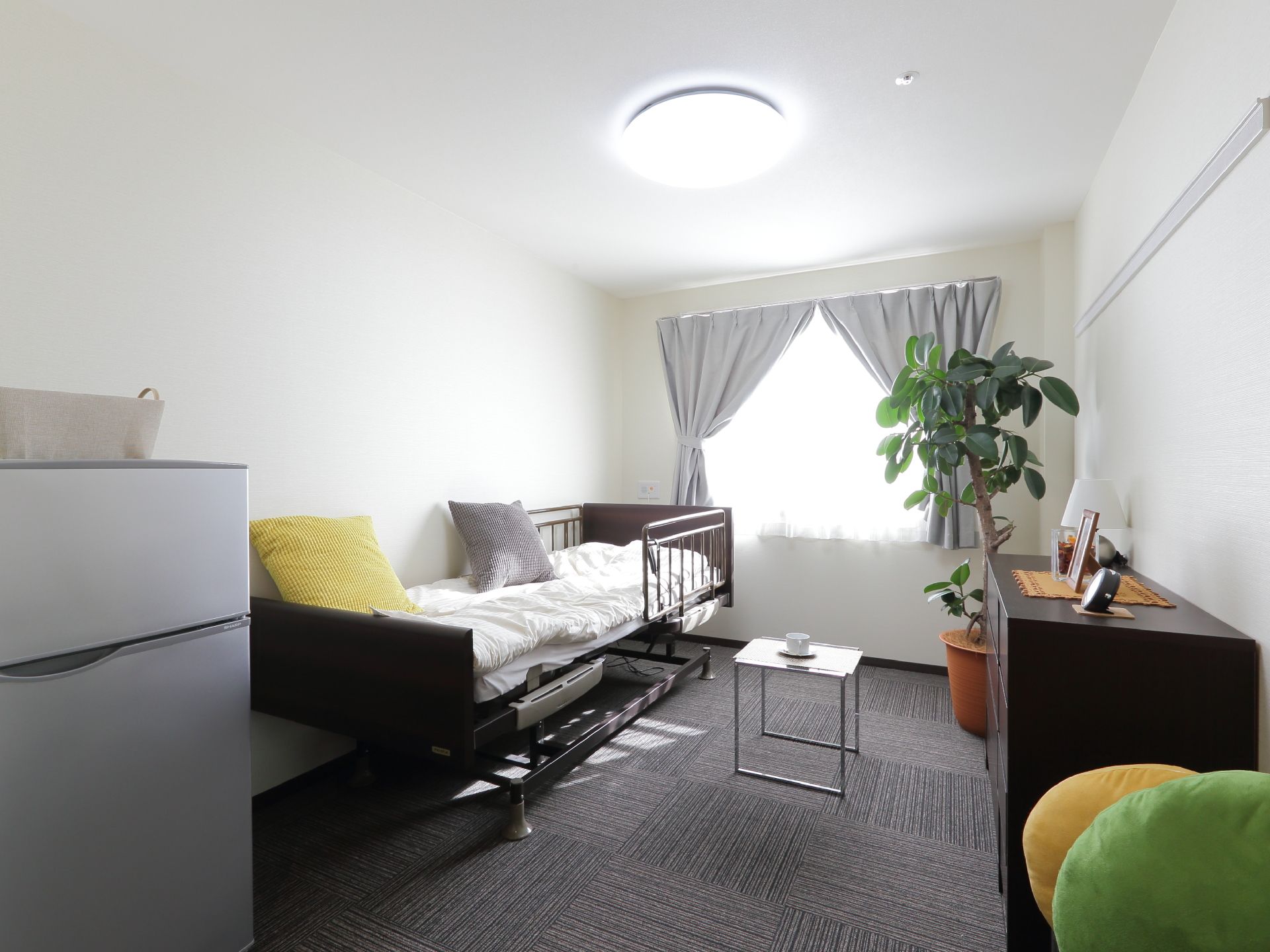 住居となる部屋は、広い窓より日差しが差し込み、ホテルを思わせる快適な空間。9.6帖の洋室となっている。