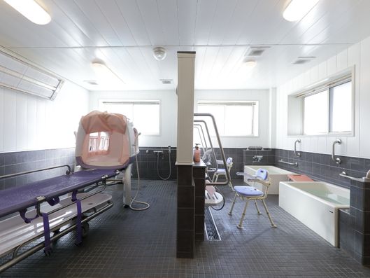 ストレッチャー用浴槽のある浴室