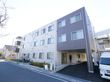 3階建てのサービス付高齢者向け住宅。玄関前に駐車スペースが設けられている。周りには大型ショッピングセンターがあり、利便性に優れている。