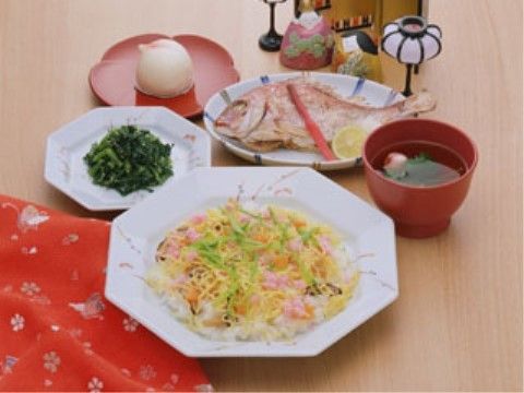 季節に合わせた豊富な料理が用意されている。