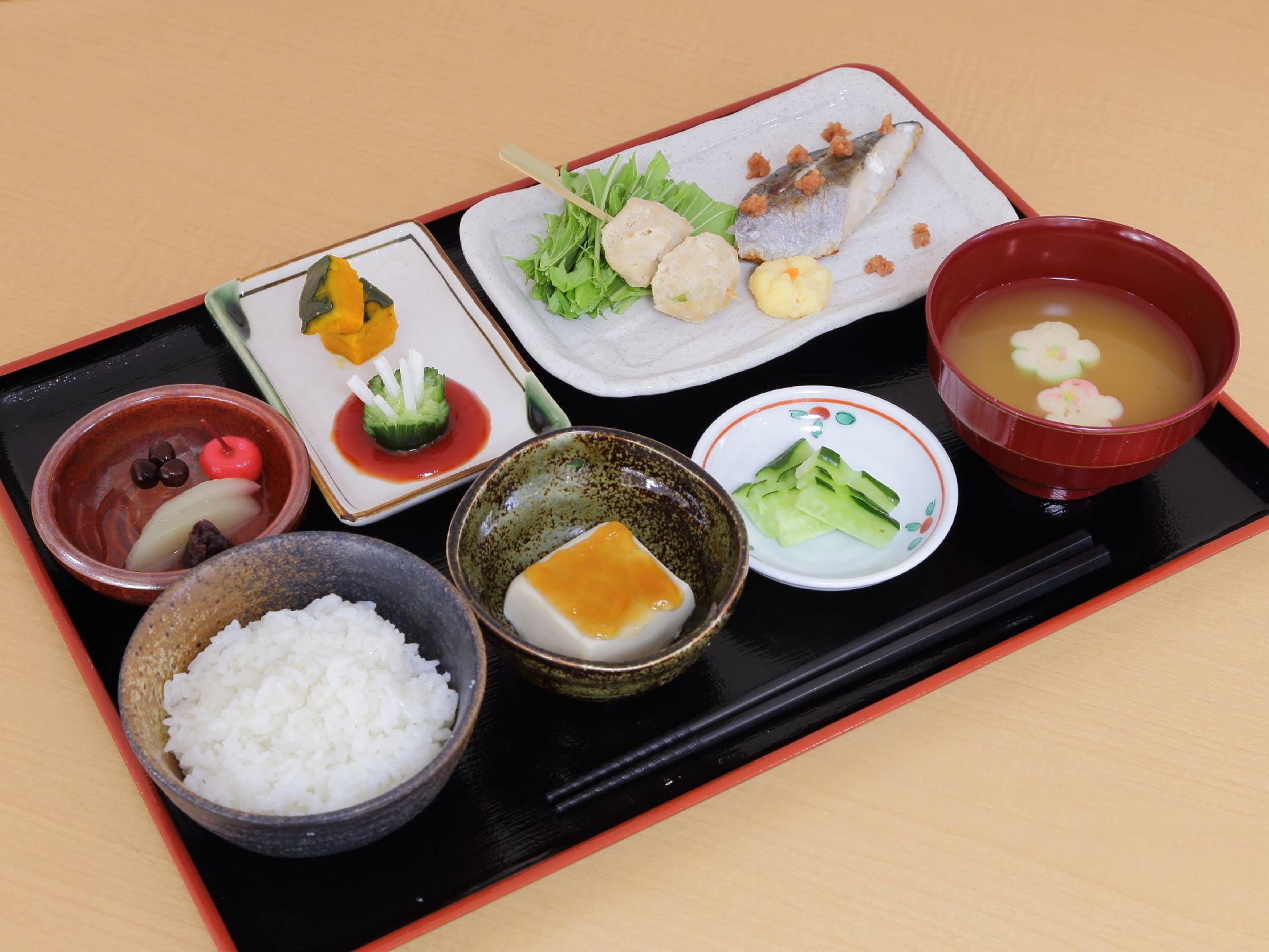 健康に配慮し、栄養バランスの考えられた食事。厨房にて調理し、和食を中心とした家庭料理の様な食事を提供している。