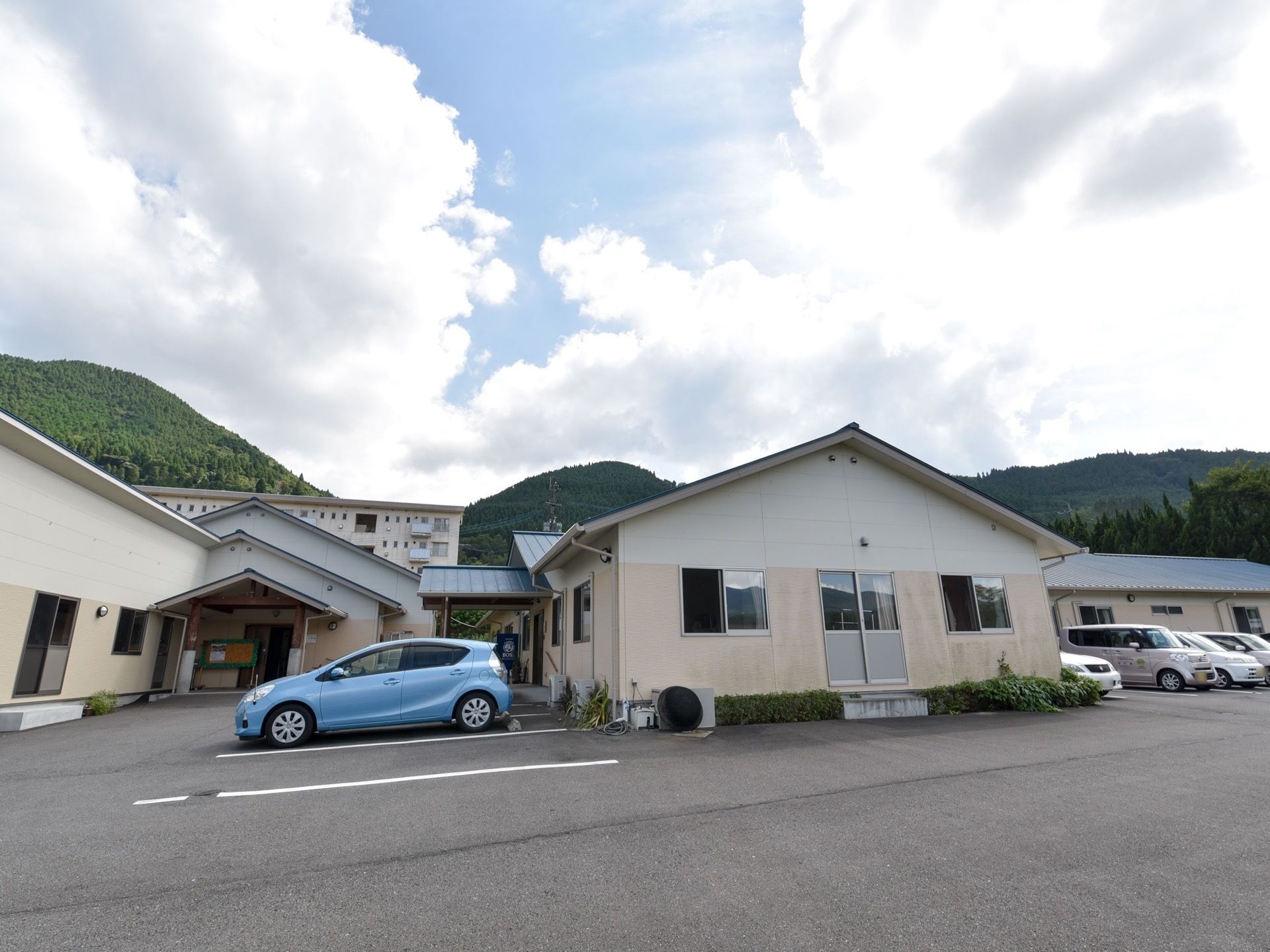 広い敷地の平屋建て施設である。奥には自然豊かな山があり、駐車場も完備されている。周りに高い建物がないので日当たりが良好である。